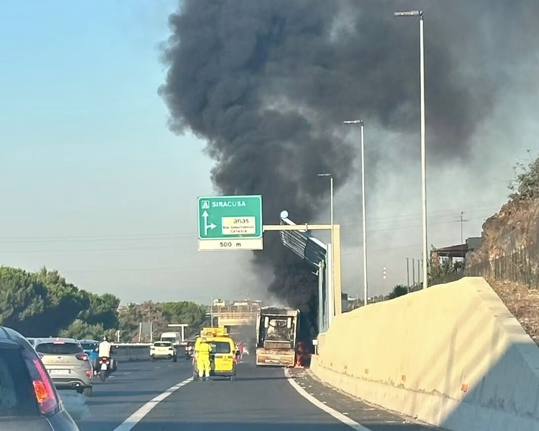 Mezzo in fiamme: si blocca la tangenziale di Catania
