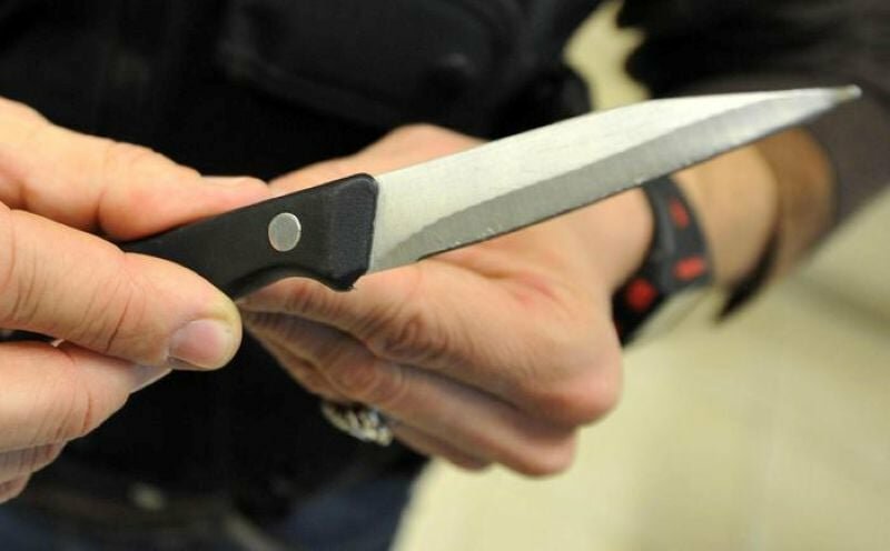 Entra in tribunale armato di coltello