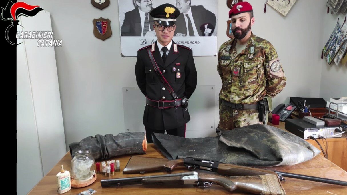 Fucili e cartucce nel terreno del boss Sangani