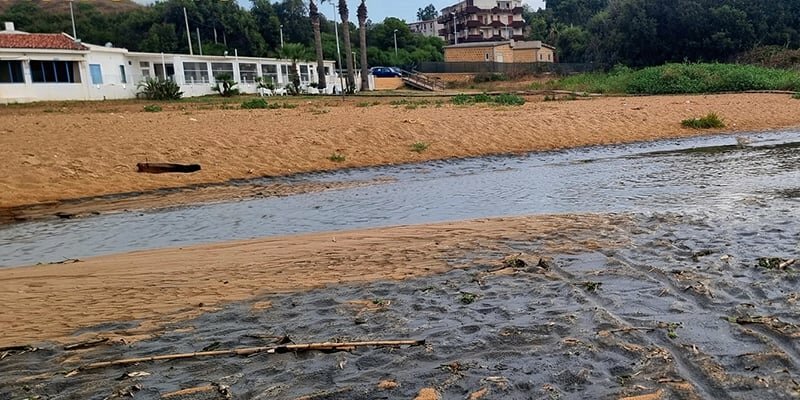 Scoppia la fogna: il mare &egrave; nero