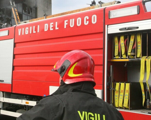 Sviene in casa: scoppia un incendio e si salva