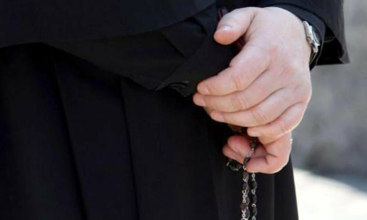 Abusi su giovane straniera: arrestato prete a Messina