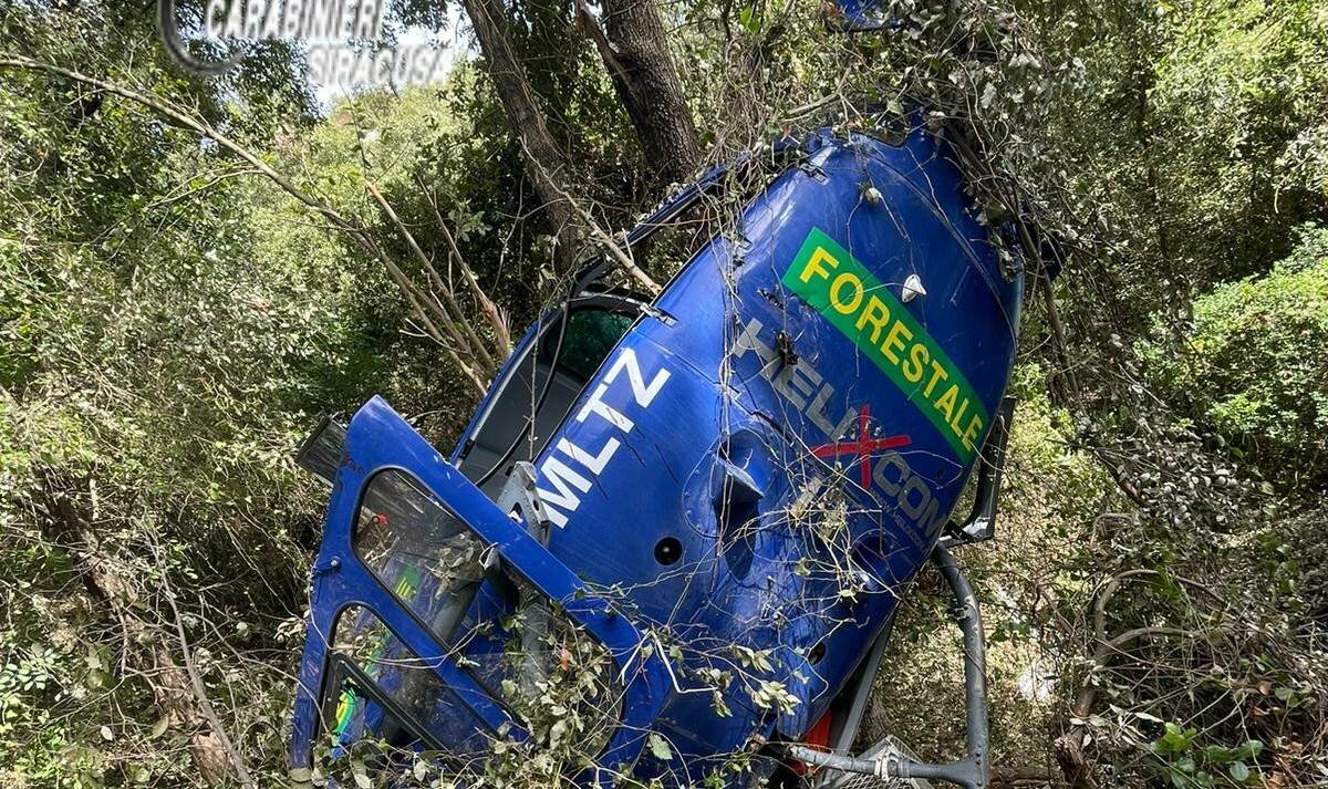 Nella foresta spunta l'elicottero precipitato