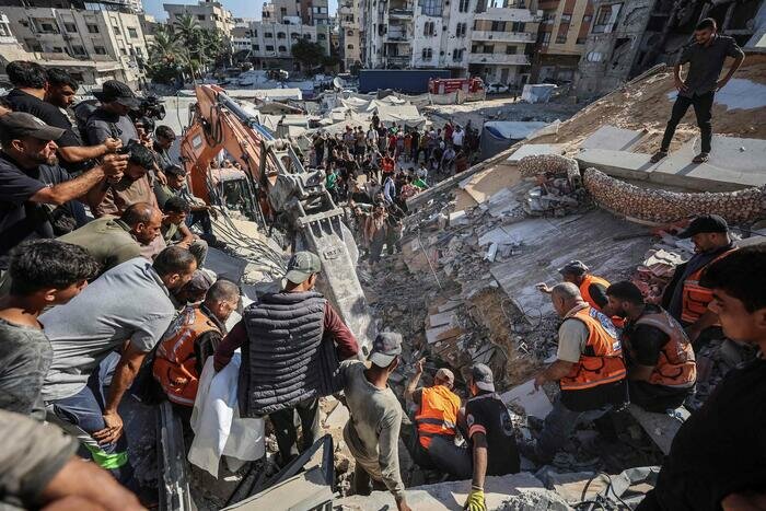 Crolla palazzo bombardato da Israele a Gaza: sotto le macerie 50 bambini Crolla palazzo bombardato da Israele a Gaza: sotto le macerie 50 bambini