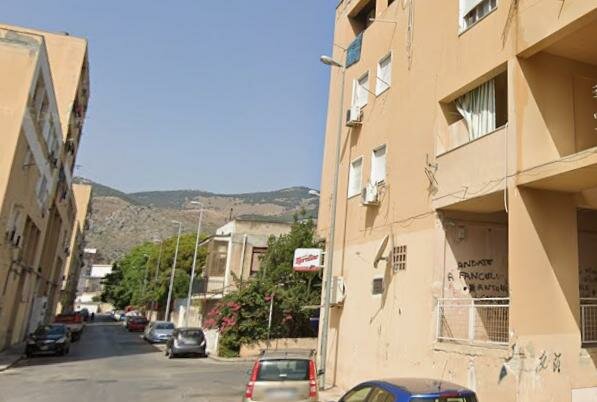 Trovato morto in strada, forse un colpo di cacciavite Trovato morto in strada, forse un colpo di cacciavite
