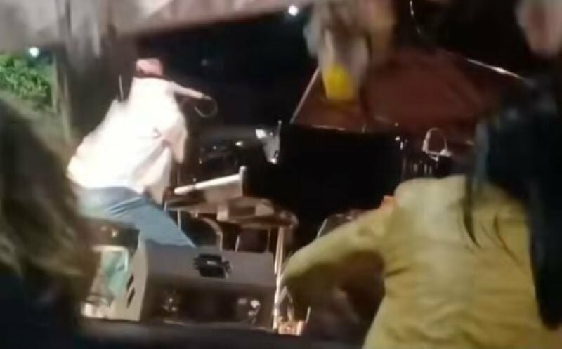 Crollano le luci sul palco durante il concerto