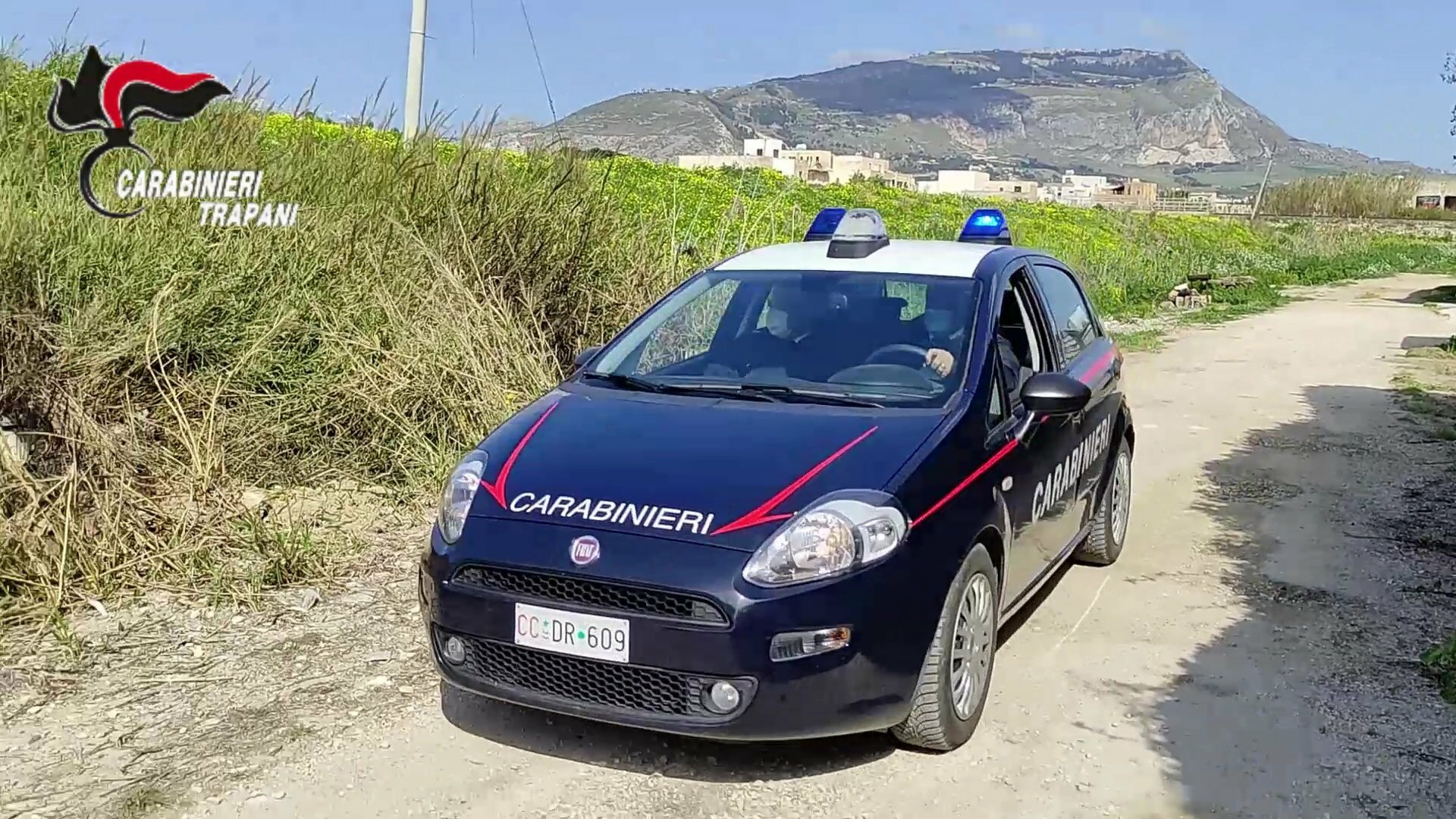 Li tampona e scappa, ma perde la targa