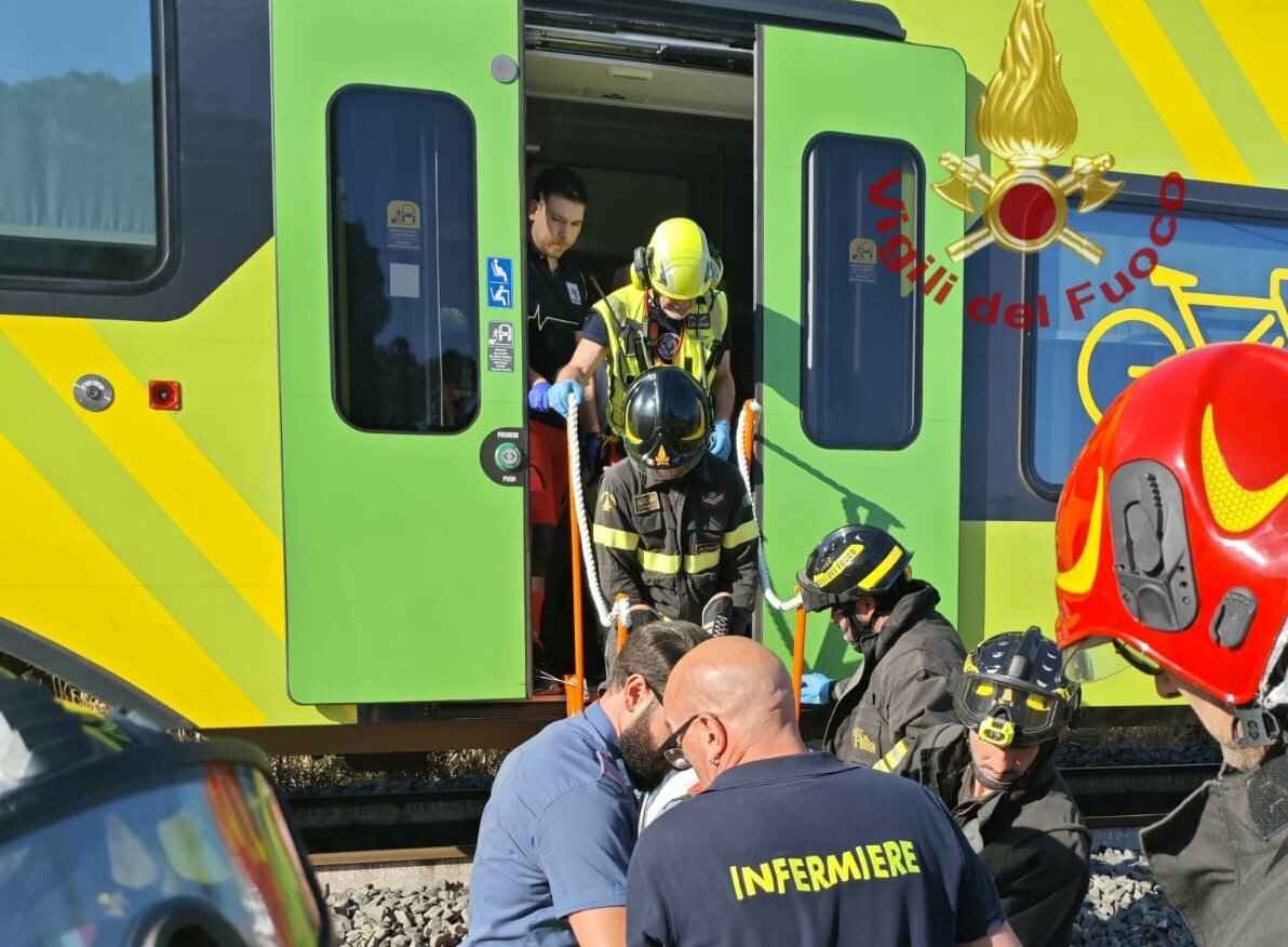 Scontro treno-furgone nel Nisseno: grave una 63enne