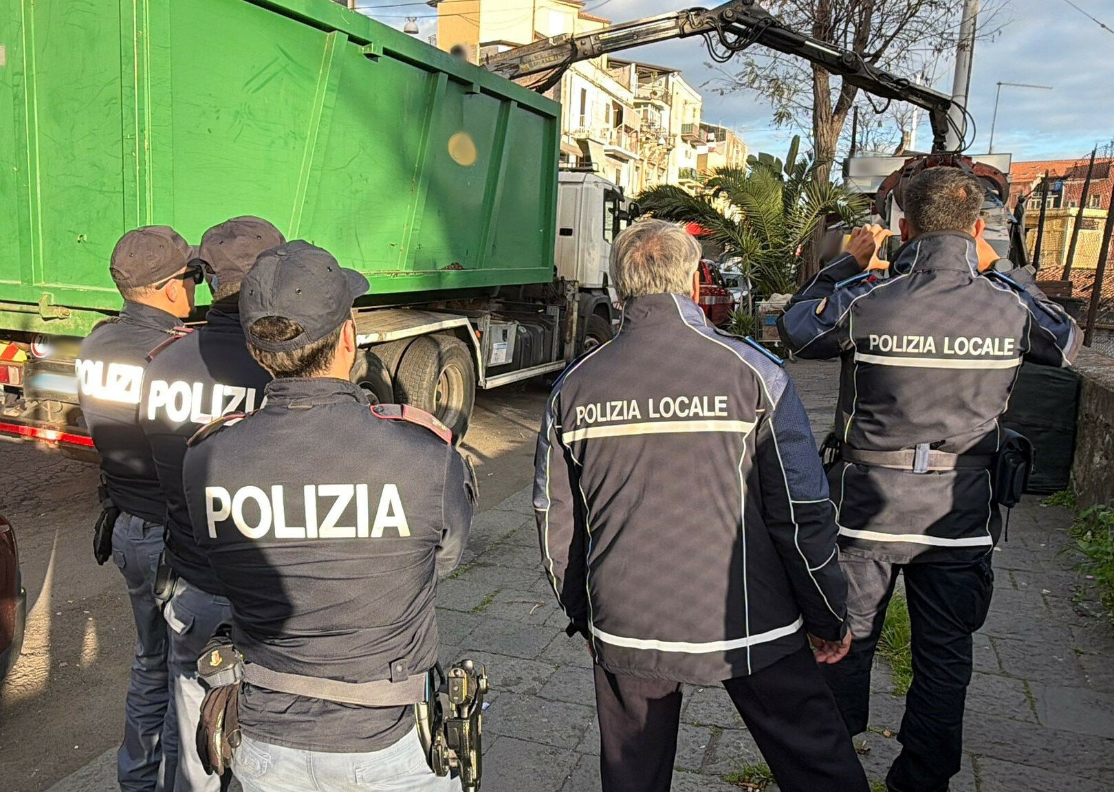A Catania un altro marciapiede liberato