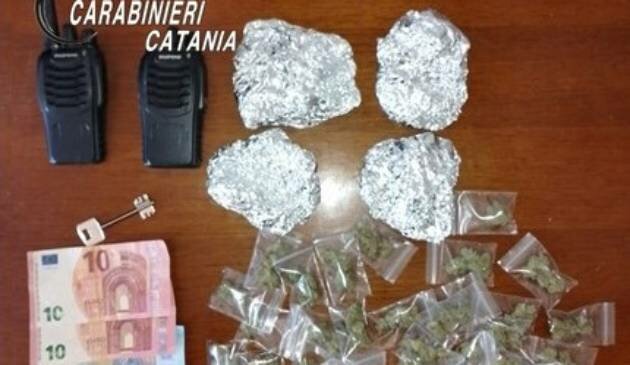Botole e tetti: fermata la fuga del pusher catanese