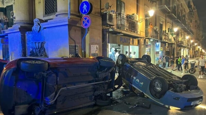 Scontro con auto, volante polizia si ribalta