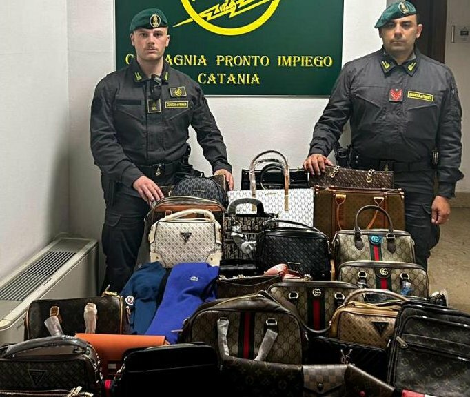 Stop alla contraffazione: sequestrati 11.000 tra vestiti e accessori