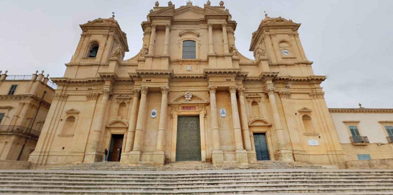 Fa festa per i domiciliari e torna in carcere