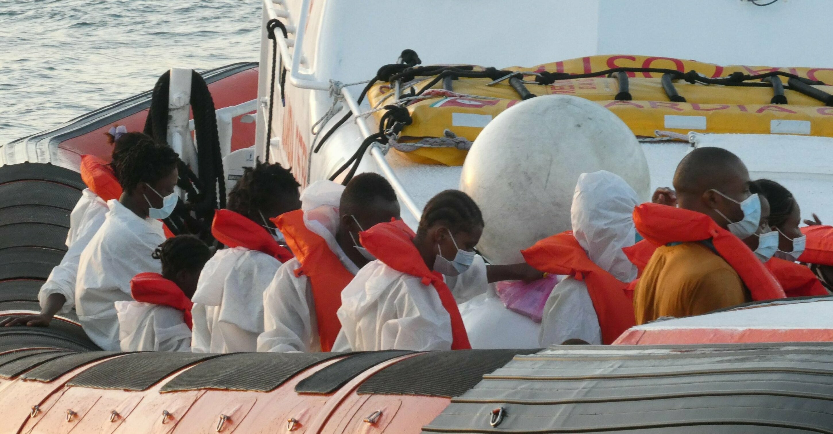 Migranti, via libera dell'Italia alle ong