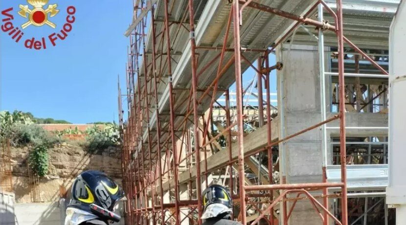 Crolla il tetto della scuola: un ferito grave