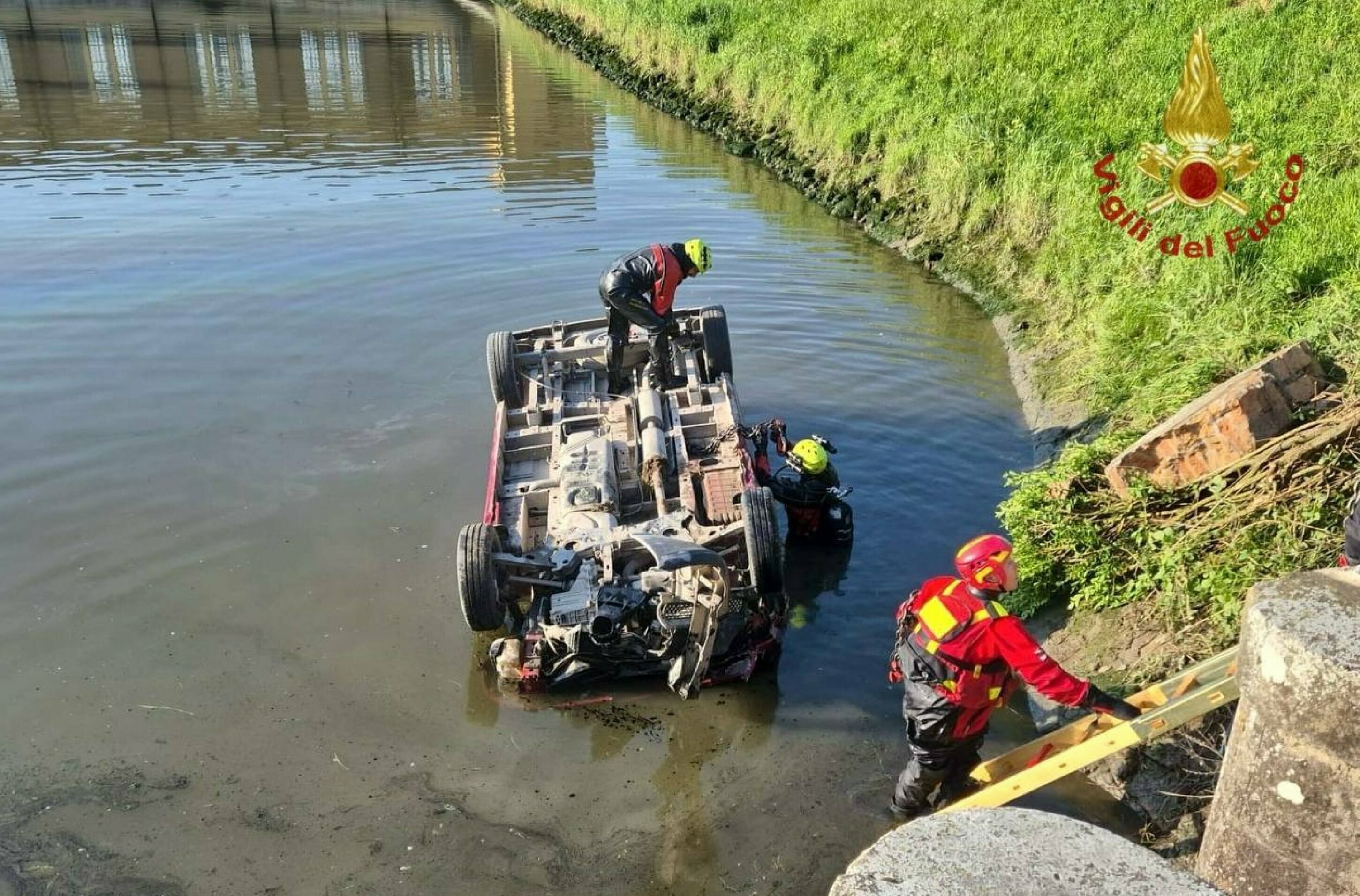Minivan finisce dentro un canale, tre morti Minivan finisce dentro un canale, tre morti