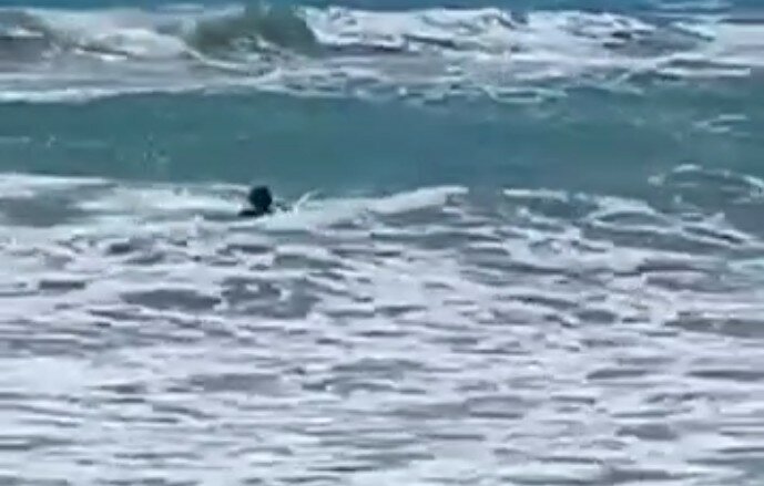 Rischia di annegare, momenti di tensione in spiaggia