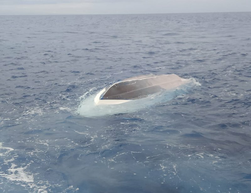 Barca sta per affondare: salvati due pescatori