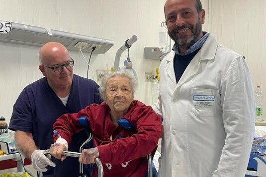 Catania: centenaria sotto i ferri e subito in piedi