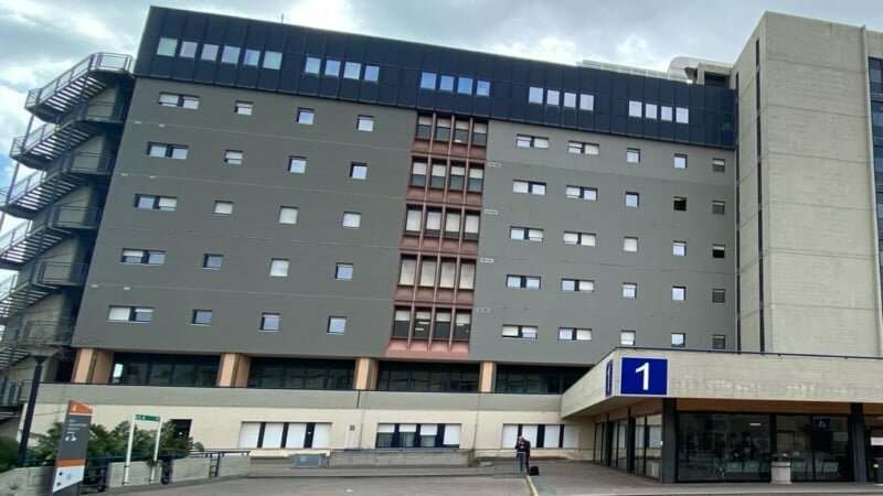 Si lancia nel vuoto: tragedia al Policlinico