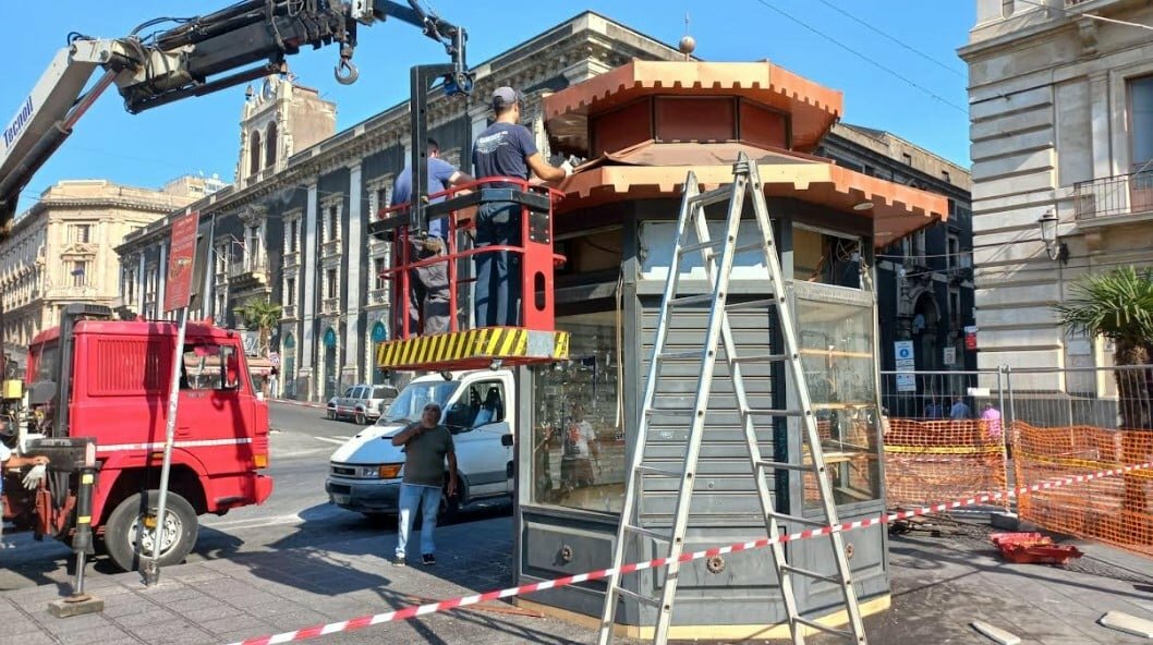 Sparisce il chiosco abusivo di piazza Stesicoro