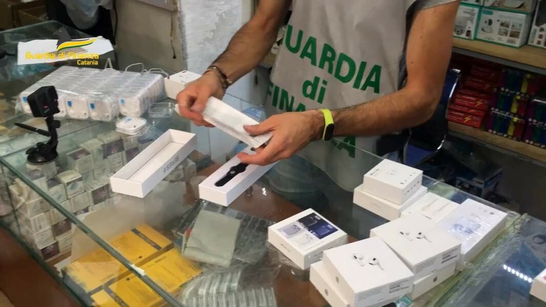 A Catania gli smart watch falsi