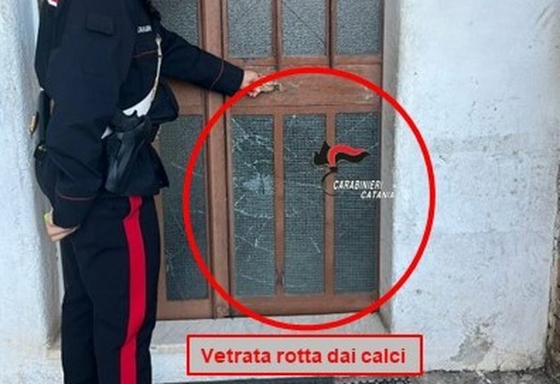 'Resta al telefono con me': al rifiuto spacca la porta