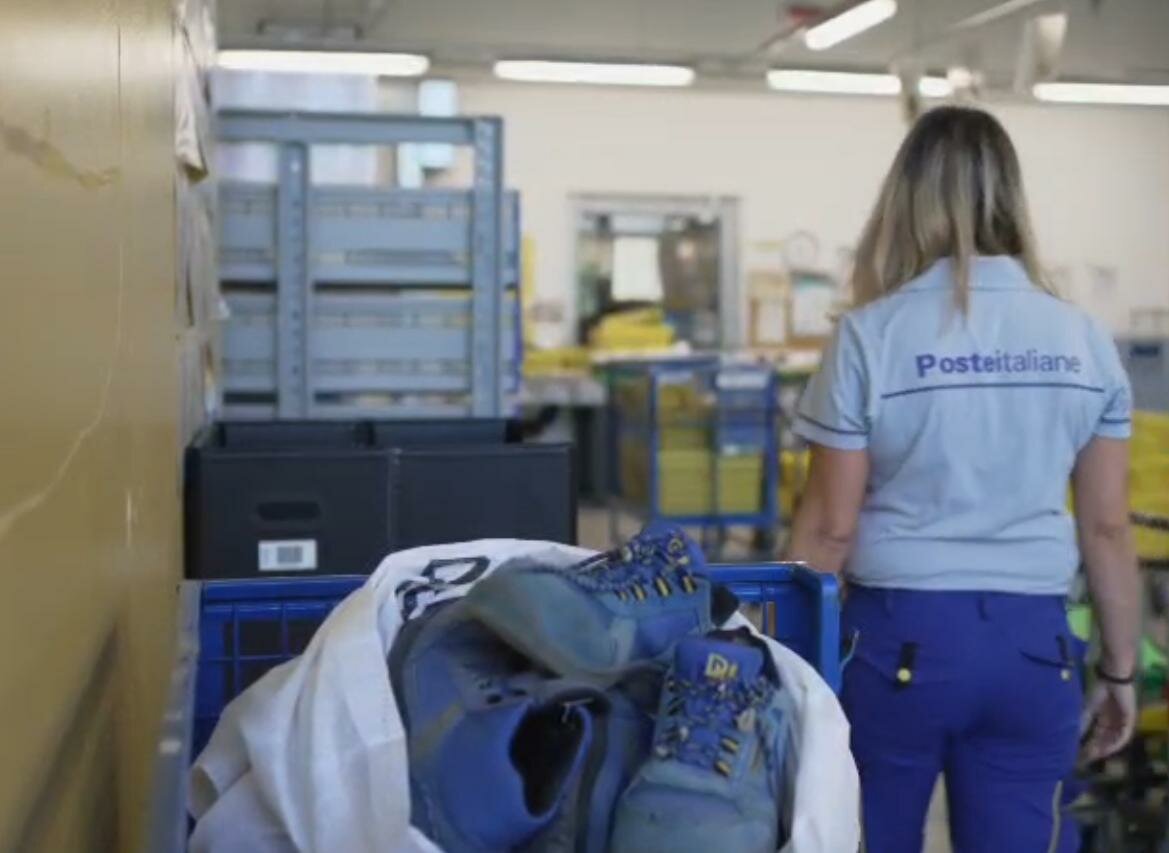 'Scarpa vecchia fa buon gioco', il progetto delle Poste compie un anno 'Scarpa vecchia fa buon gioco', il progetto delle Poste compie un anno