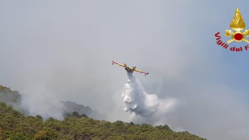 La Sicilia brucia anche in autunno: 22 incendi