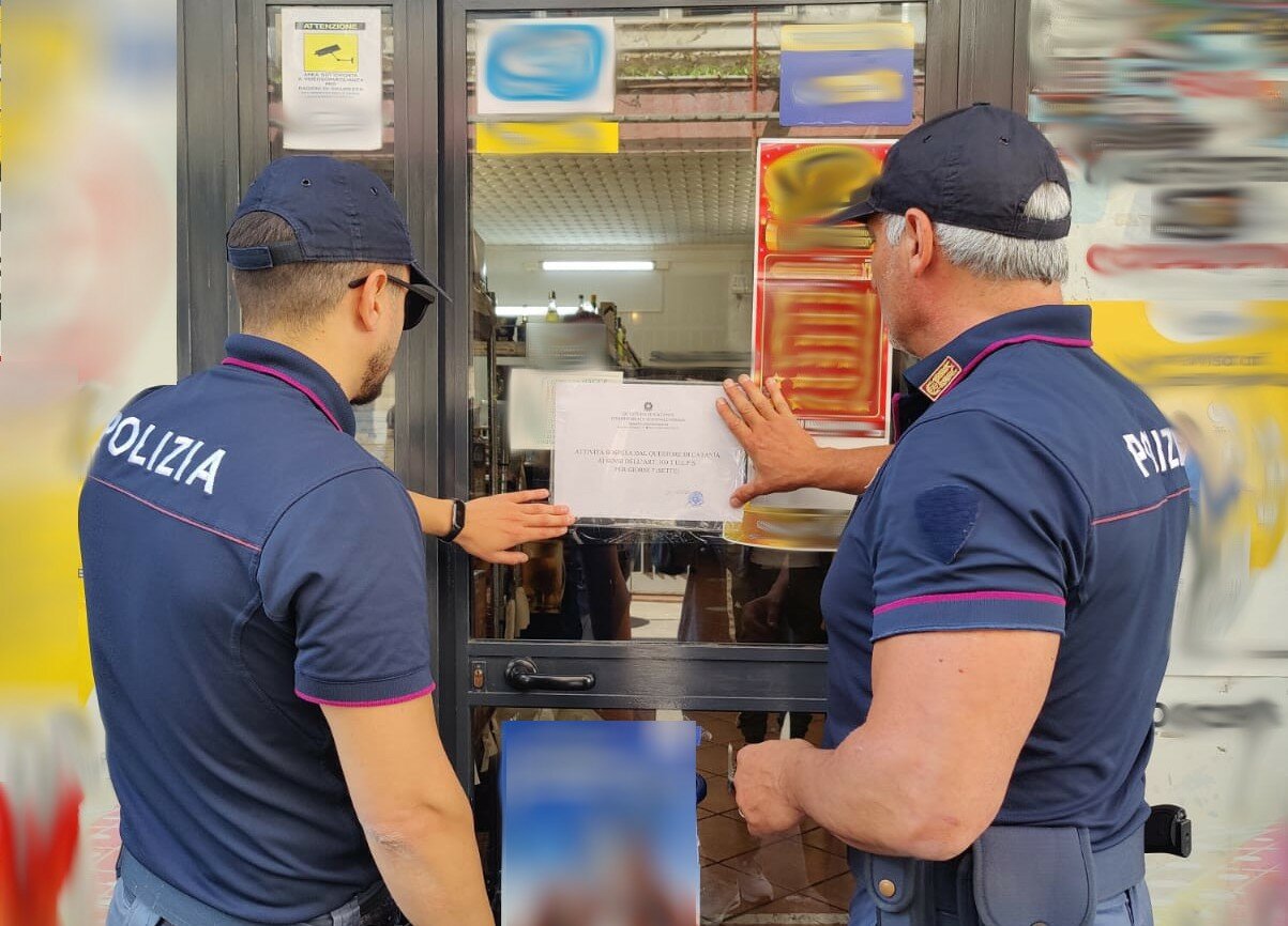 Nel bar di Nesima clienti beccati a fumare 'erba'