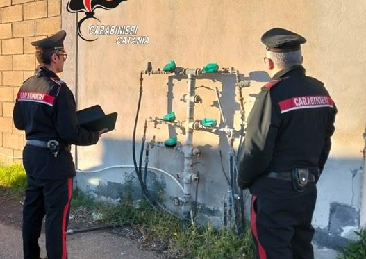 Alimenti conservati nei bagni della villa comunale: scatta la denuncia