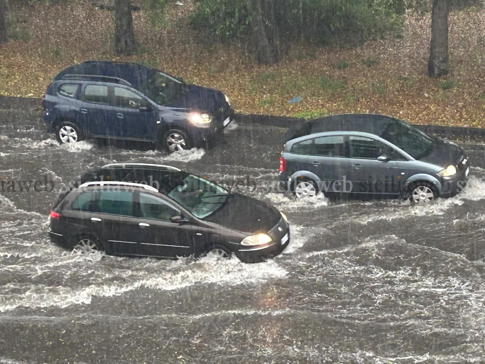 Bomba d'acqua su Catania: tutto allagato