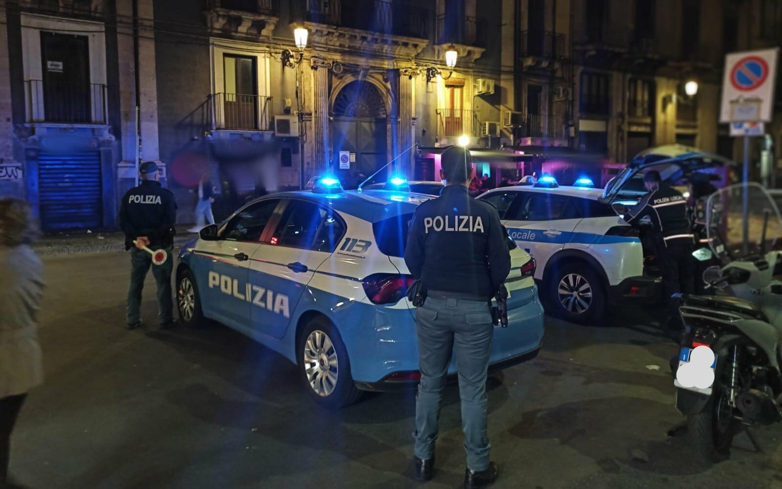 Sorpresi a rubare benzina dalle auto in sosta