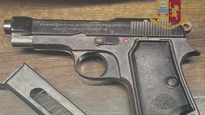 Va in commissariato: 'Ho trovato una pistola in casa'