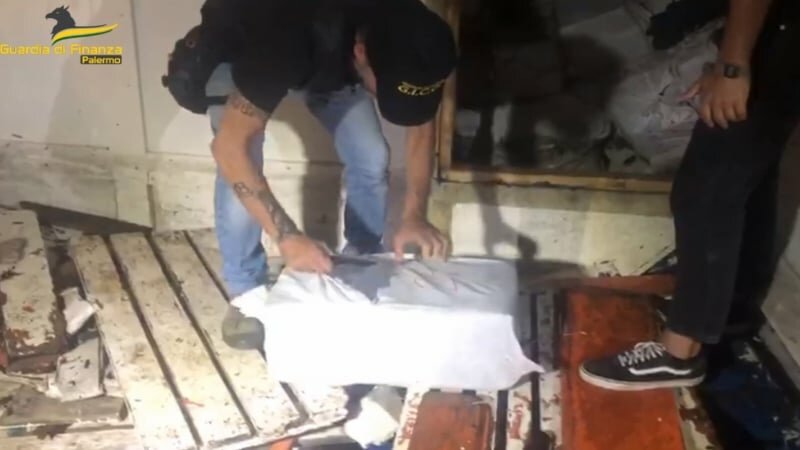 Bloccato peschereccio con 5,3 tonnellate di cocaina