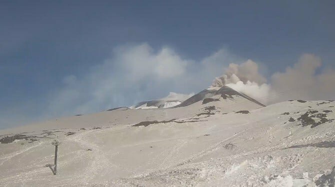 Etna: lava a quota 2.000, Fontanarossa operativo
