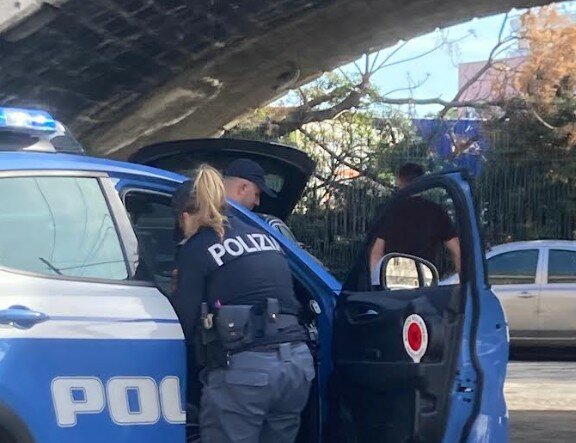Evade, ruba e picchia i poliziotti: arrestata a Catania