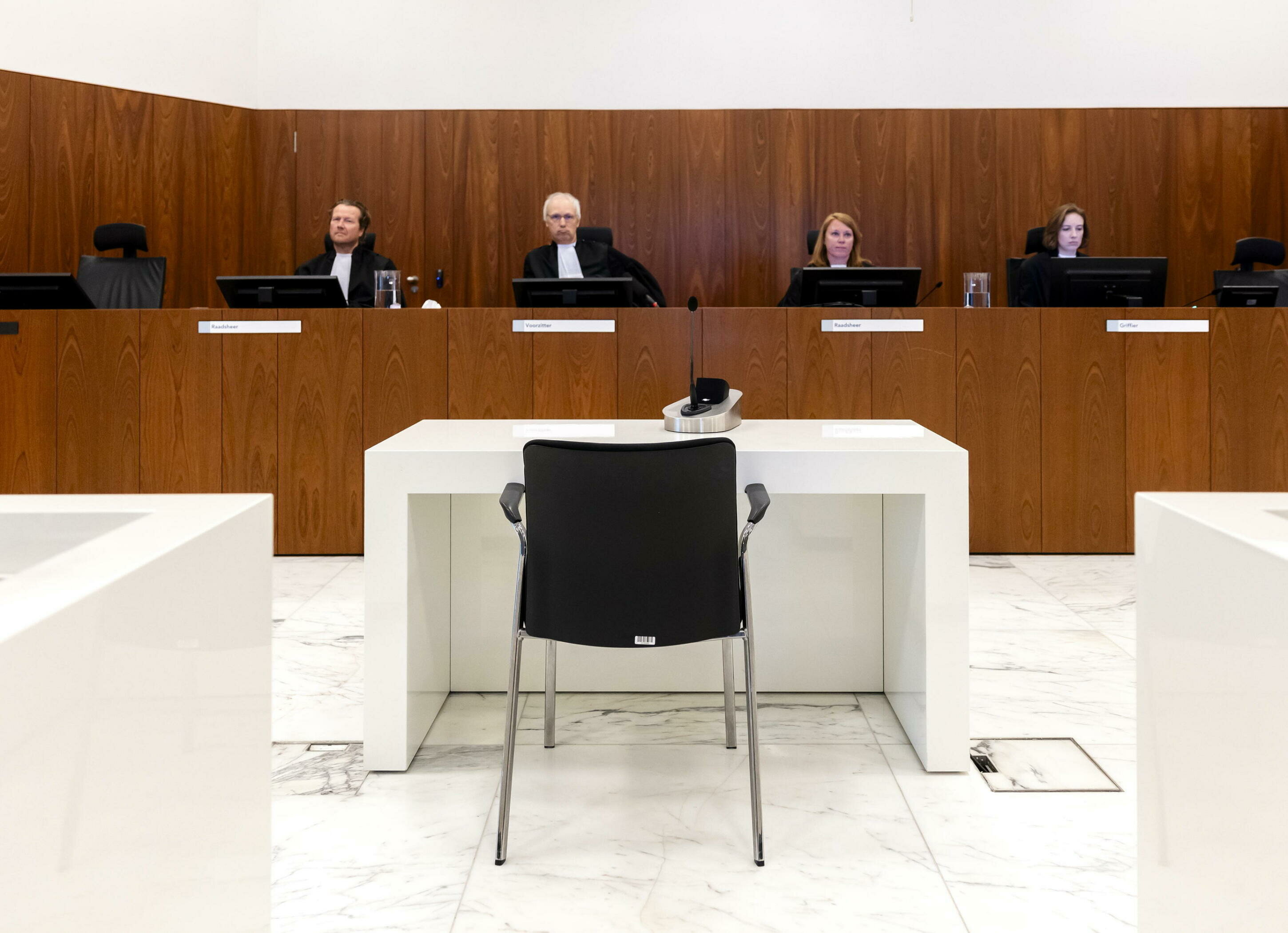 Viene condannato, tenta di uccidere la ex in tribunale