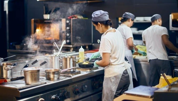 Dipendenti in nero, chiusi bar e ristorante a Catania