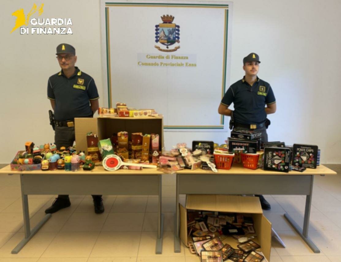 Sequestrati migliaia di articoli e prodotti da fumo