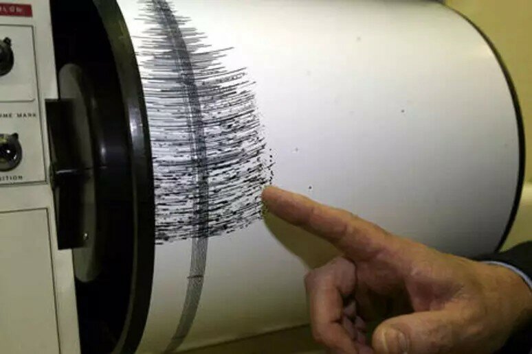 Scossa nel golfo di Napoli: trema anche la Sicilia Scossa nel golfo di Napoli: trema anche la Sicilia