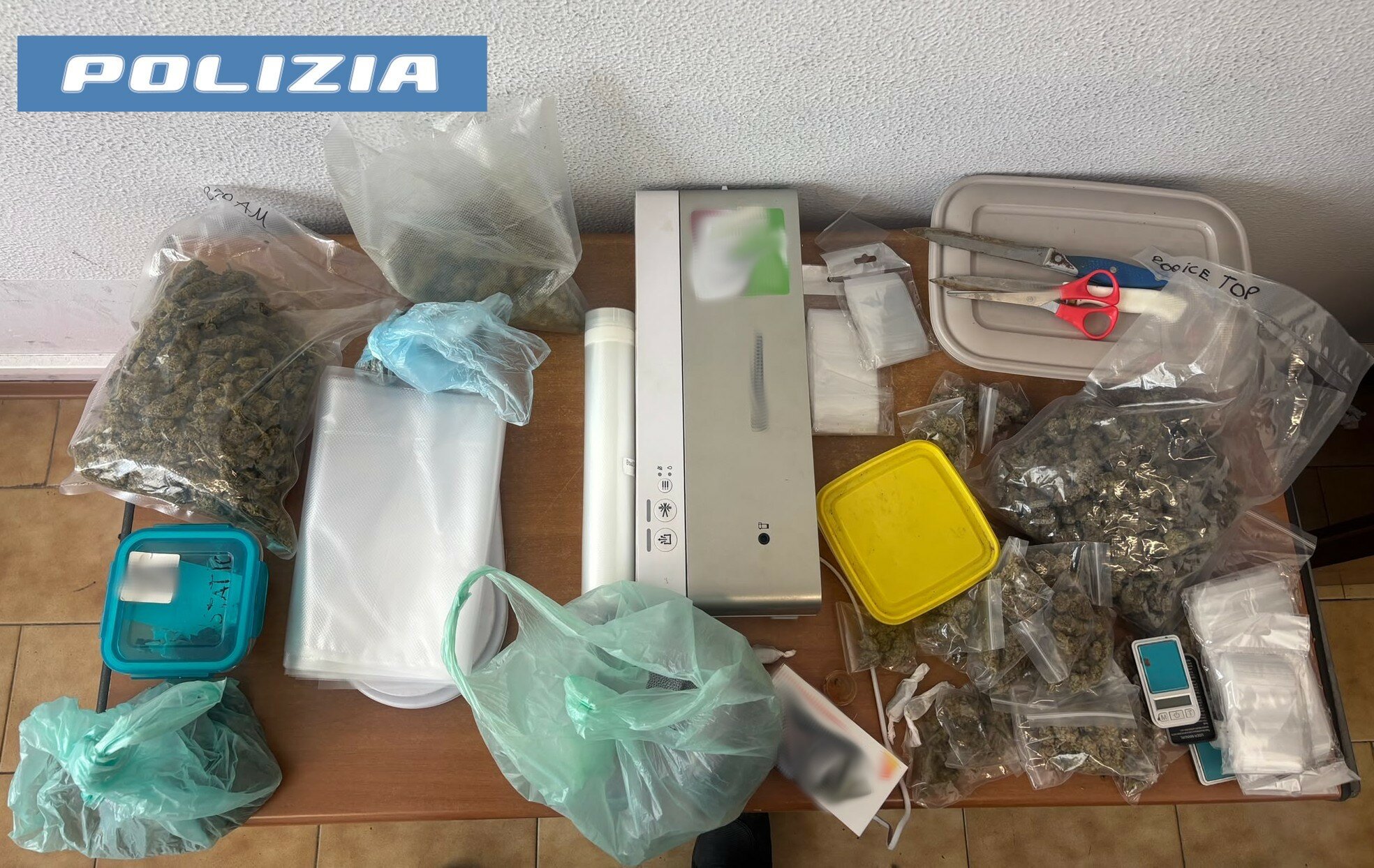 Fa la valigia e tenta la fuga: preso pusher catanese davanti alla porta di casa