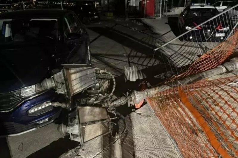 Vento fortissimo, palo crolla e finisce su un'auto
