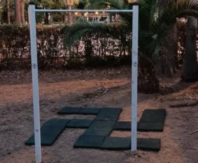 Nella villa comunale compare una svastica Nella villa comunale compare una svastica