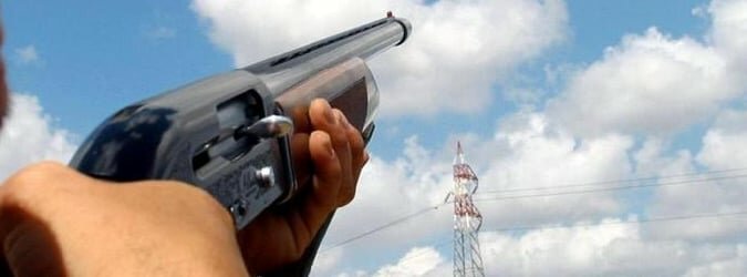 Si affaccia dal balcone e punta il fucile: panico