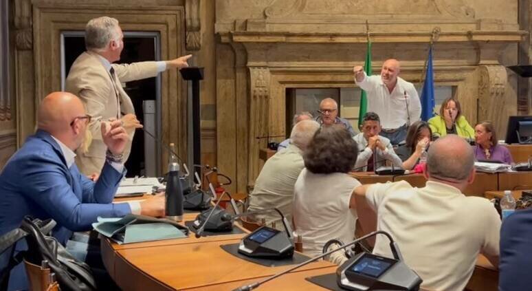 A Terni sindaco shock. Calenda: 'Come De Luca'
