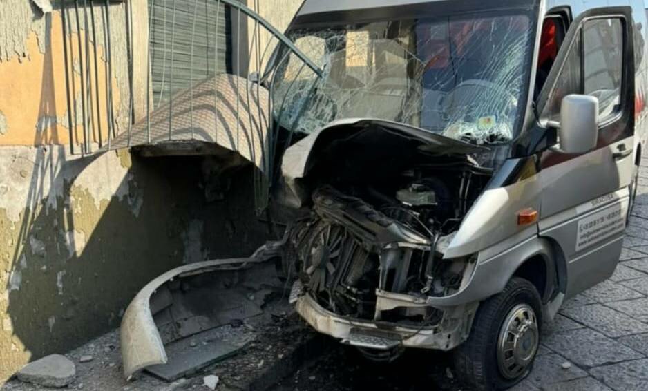 Minibus contro balcone, 13 feriti nel Catanese