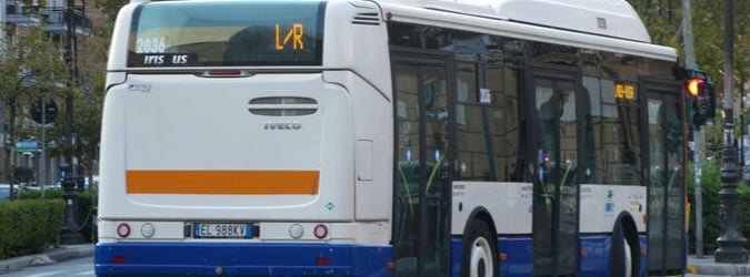 Pugni e sputi all'autista che difende disabile