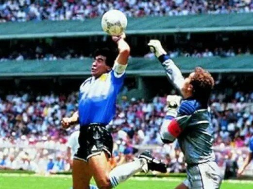 All'asta il pallone della mano di Dio: potrebbe valere 10 milioni