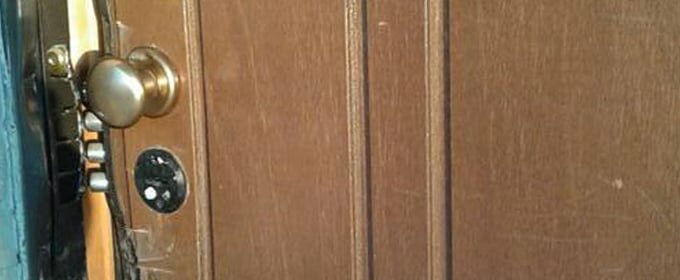 Dietro la porta un gatto impiccato